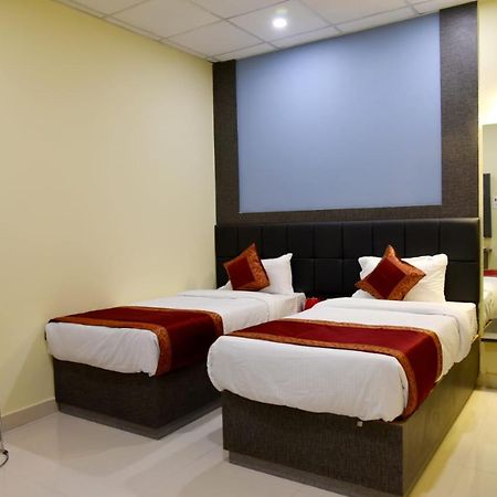 Hotel Tridev Grand Varanasi Luaran gambar