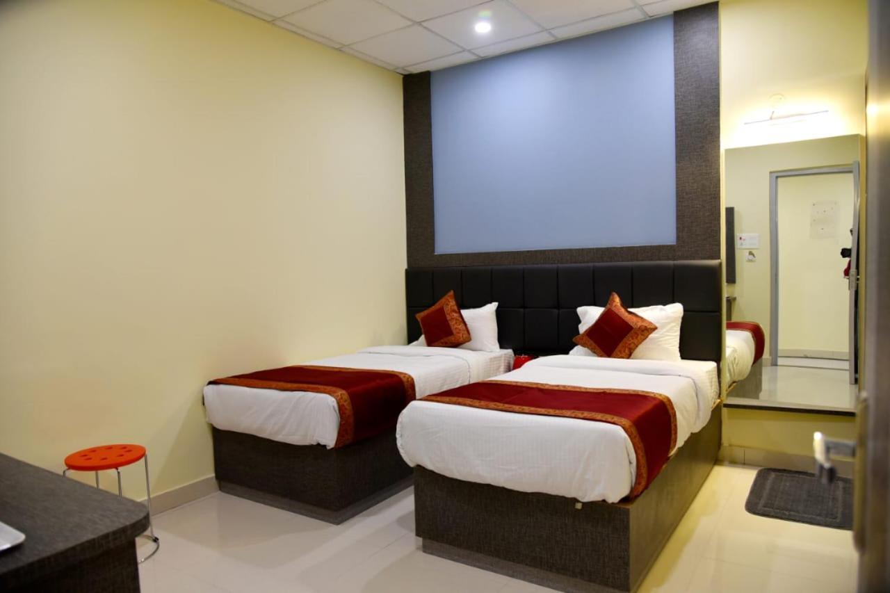 Hotel Tridev Grand Varanasi Luaran gambar
