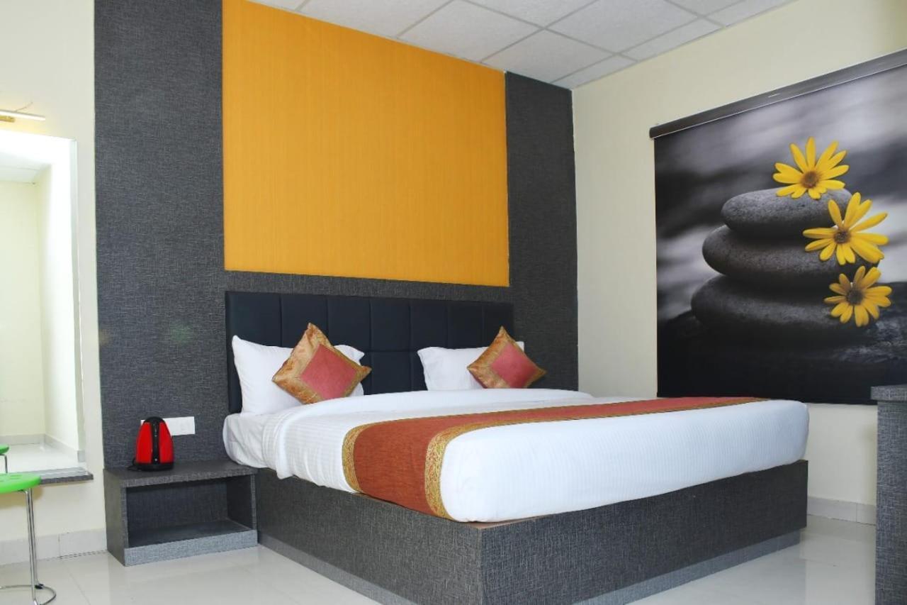 Hotel Tridev Grand Varanasi Luaran gambar
