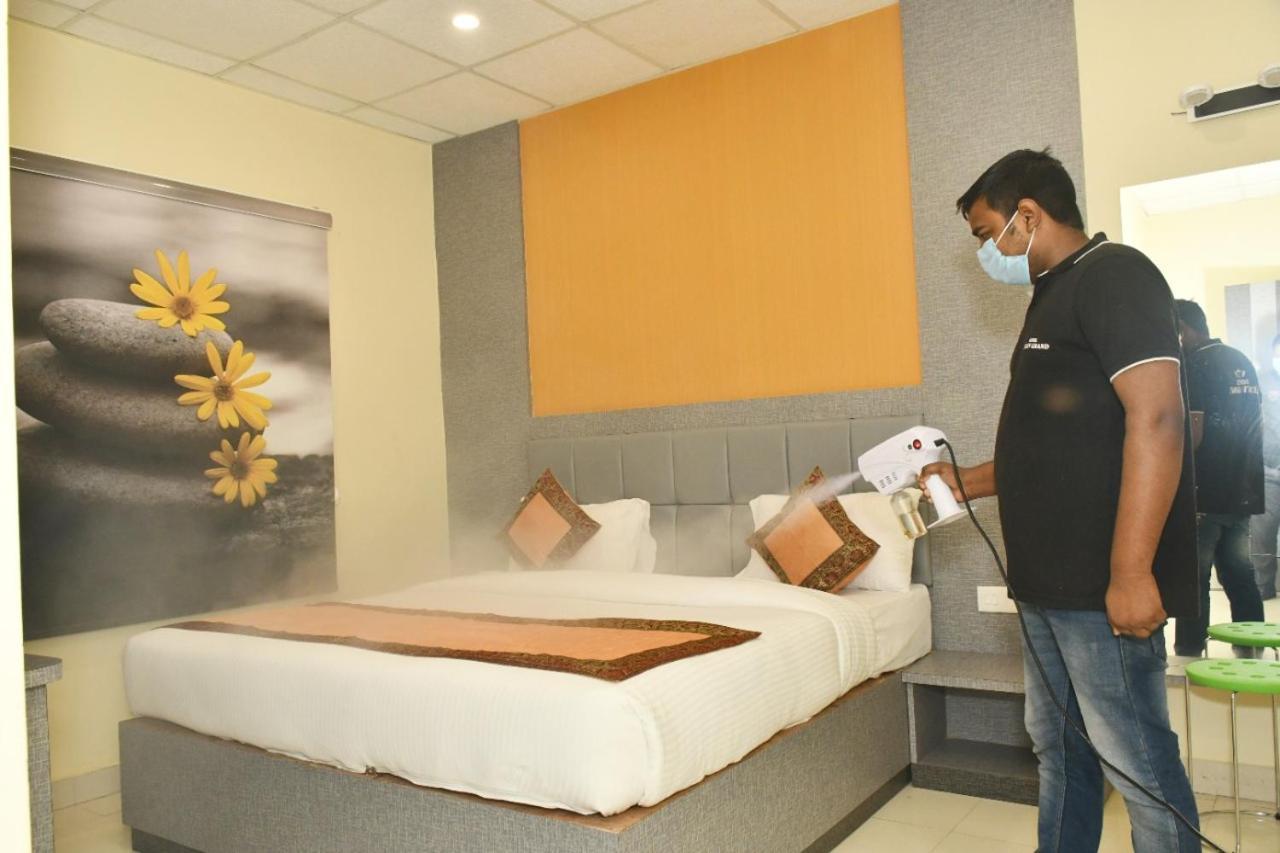Hotel Tridev Grand Varanasi Luaran gambar