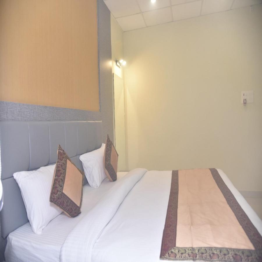 Hotel Tridev Grand Varanasi Luaran gambar