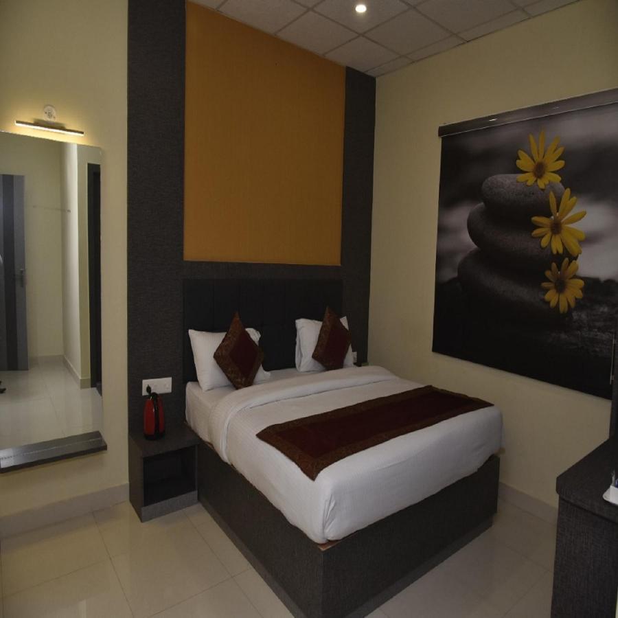 Hotel Tridev Grand Varanasi Luaran gambar